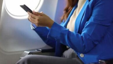 Bolehkah Main HP di Pesawat? Aturan, Risiko & Tips Aman Pakai Ponsel Saat Terbang Lengkap!