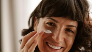 5 Sunscreen Lokal Terbaik untuk Meratakan Warna Kulit, Wajah Bebas Kusam & Belang Tanpa White Cast