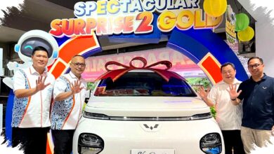 Dua Pelanggan Beruntung Keluar Dari 269 Ribu Kupon, Pulang Bawa Mobil Listrik Wuling Baru dari Electronic City