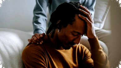 Harga Diri Tinggi Menahan Curhat Cowok, 4 Alasan Mereka Memilih Diam Sendiri