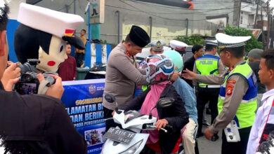 Polres Gowa dan Asmo Sulsel Bagikan Helm Gratis, Teguran Simpatik Gantikan Tilang Langsung