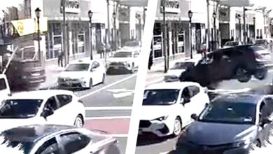 SUV Terbang Lewat Simpang New York, Nyaris Tabrak Pejalan Kaki di Buffalo Wild Wings Dramatis